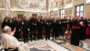 El Papa: Ser sacerdote es «hacerse barro» en el llanto del pueblo