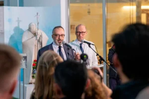 LO ÚLTIMO: Médicos del Papa Francisco aseguran que «no está fuera de peligro»