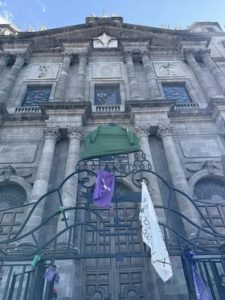 Catedrales y templos católicos fueron vandalizados durante las marchas feministas del 8M en México