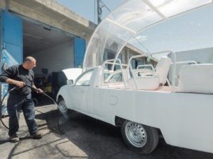 El papamóvil convertido en ambulancia donado por Francisco a Gaza todavía no ha podido entrar